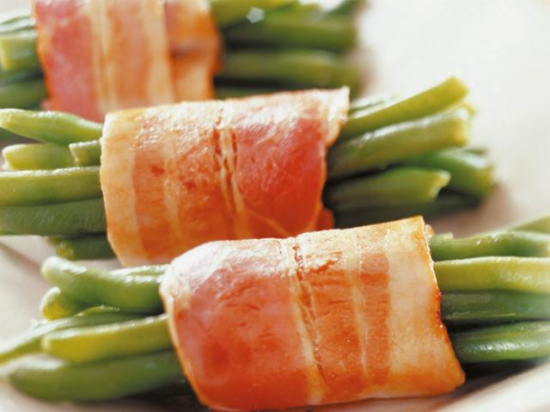 Fagot de haricots verts bardé à la poitrine de porc fumée 